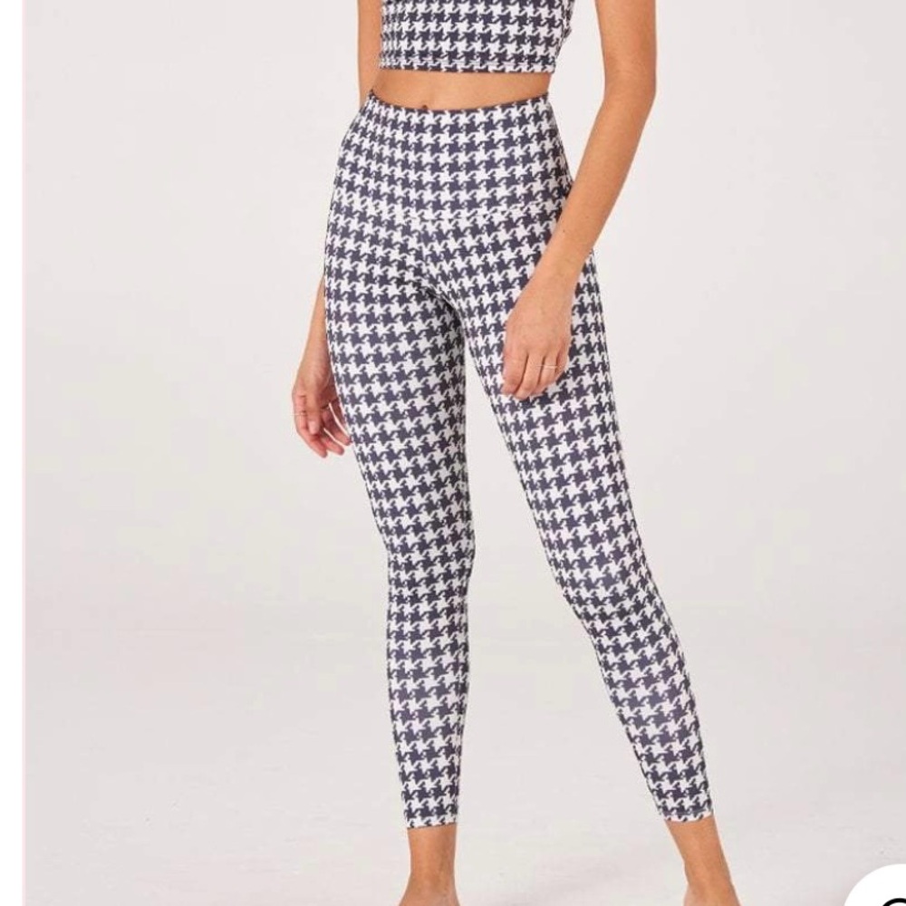 Onzie Black and White Houndstooth Leggings